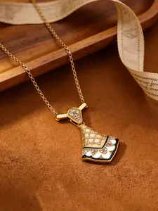 A vintage and elegant diamond necklace with a fan-shaped outline that outlines an elegant curve, complementing the broken diamonds. It is suitable for daily commuting, vacation and dating, and is also a surprising and exquisite small gift.