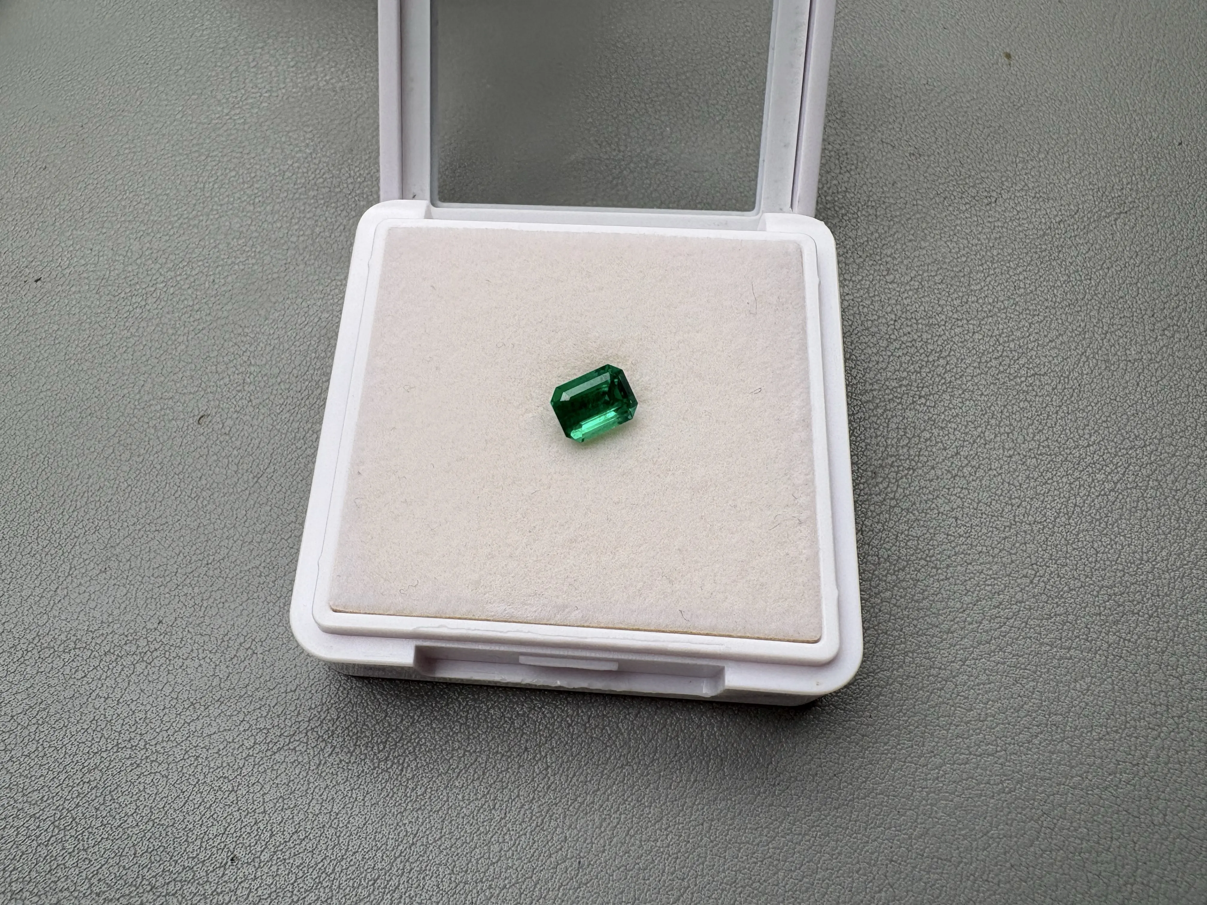 Natural Flawless Octagon Emerald Loose Gemstone Description