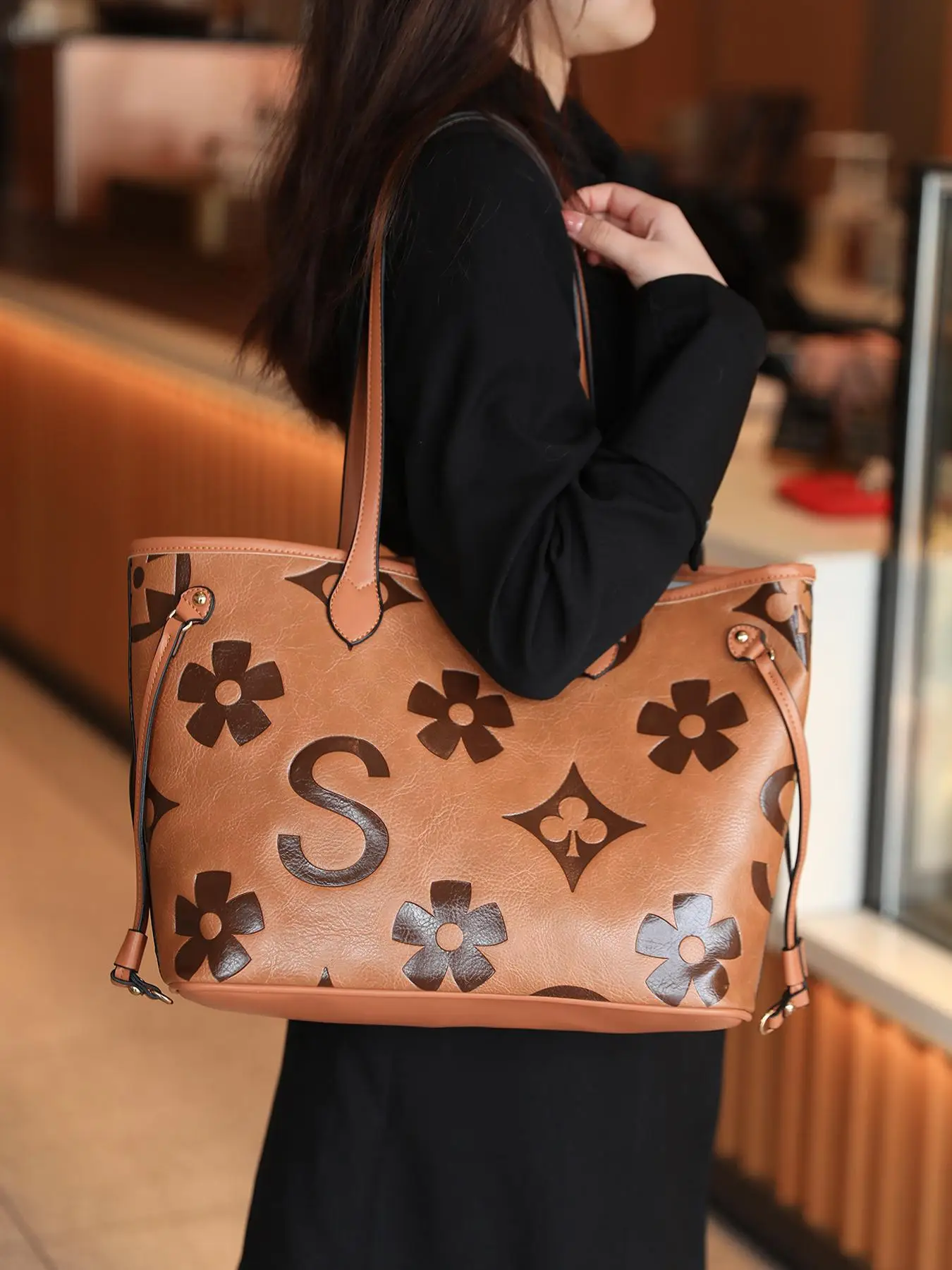 Women's Elegant Floral Embossed Tote Bag & Wristlet, Large Capacity Shoulder Bag & Wristlet, Fashionable Bag Set for Daily Use