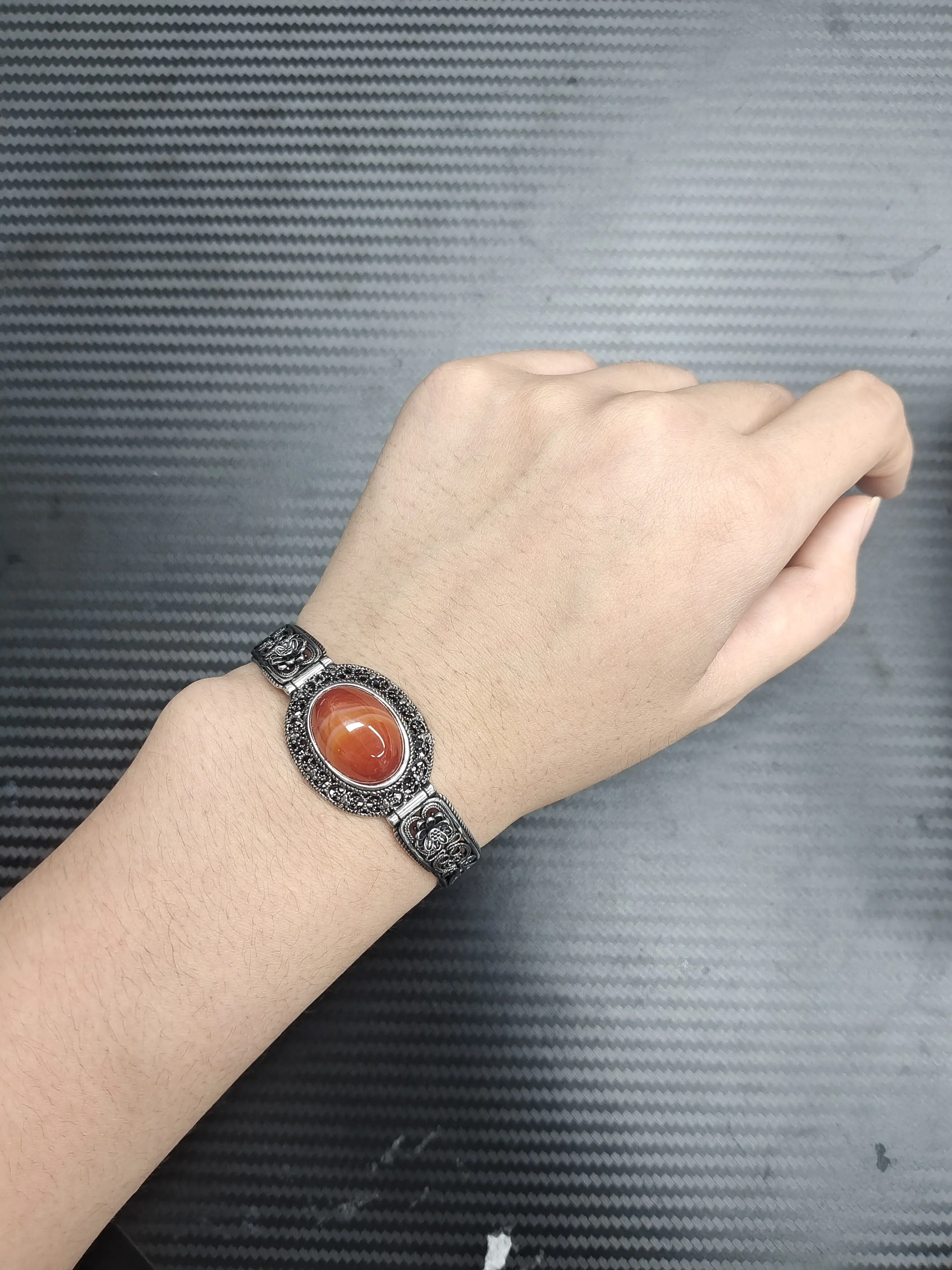 Ina(18763)gc.Vintage carved mental bangle with glossy red agate