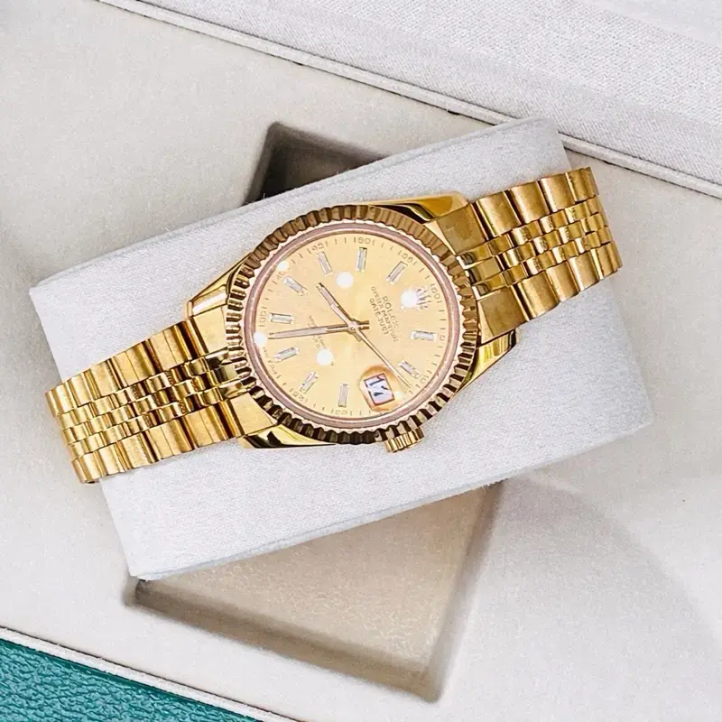xiaoyutime　Luxury Gold Watch for Men with Date Display Precision Timepiece Elegant Band Design