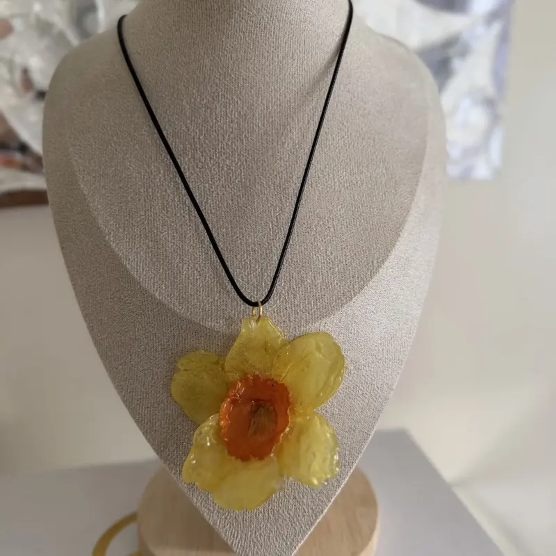 Real Daffodil Preserved in Resin Necklace - Beautiful Floral Design for Women