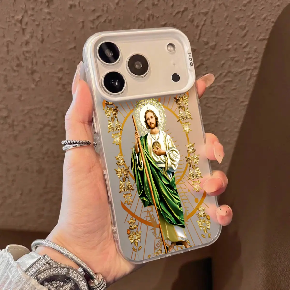 The St. Jude pattern is made of TPU and PC materials and is compatible with iPhone 17, 16, 15, 14, 13, 12 and 11 models, making it suitable for everyday use.