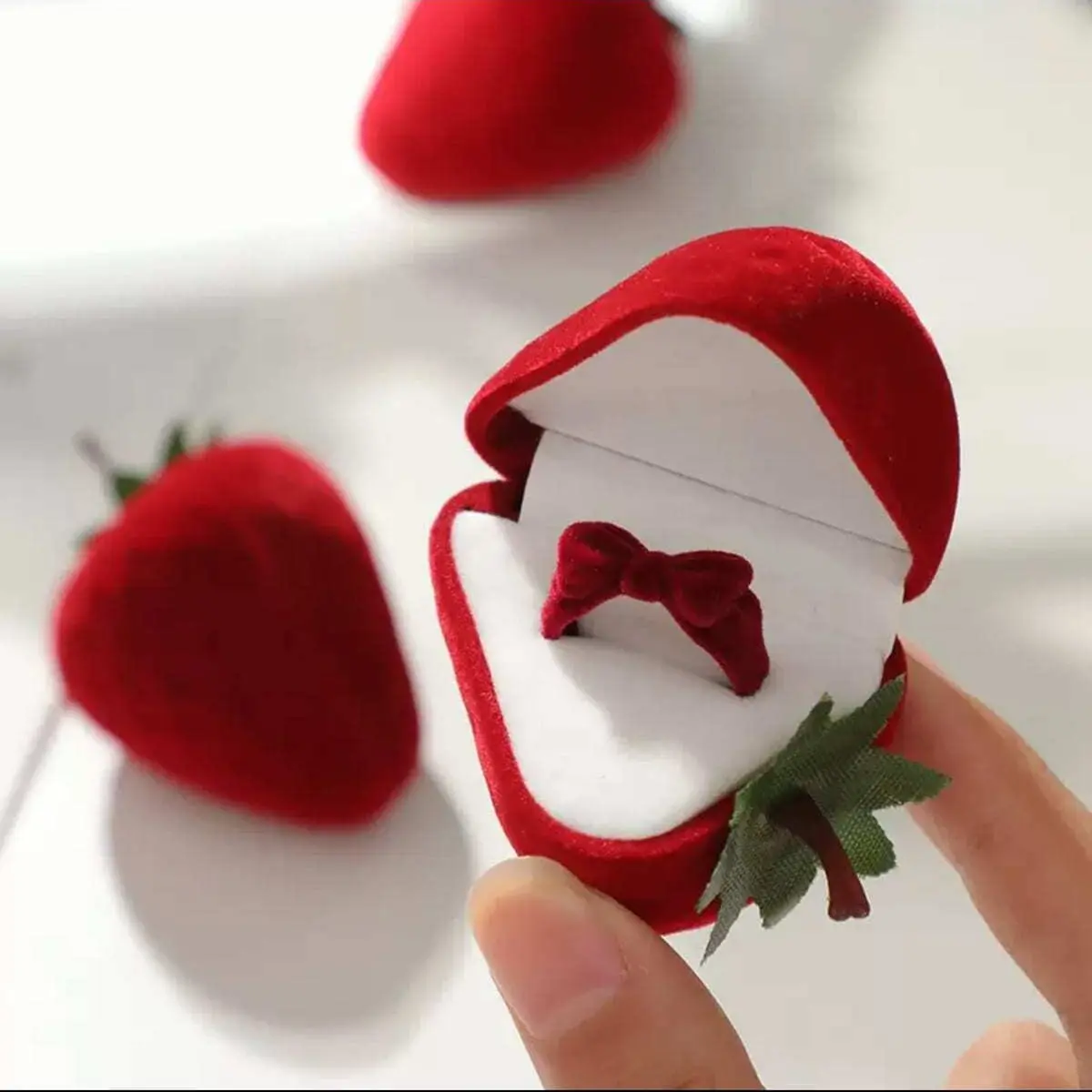 1Pc Strawberry Shaped Velvet Unique Ring Box With Bow Ring Creative Proposal Ready Jewelry Box Compact Size Valentine's Day Gift For Girlfriend Engagement Ring Storage Box Birthday Present