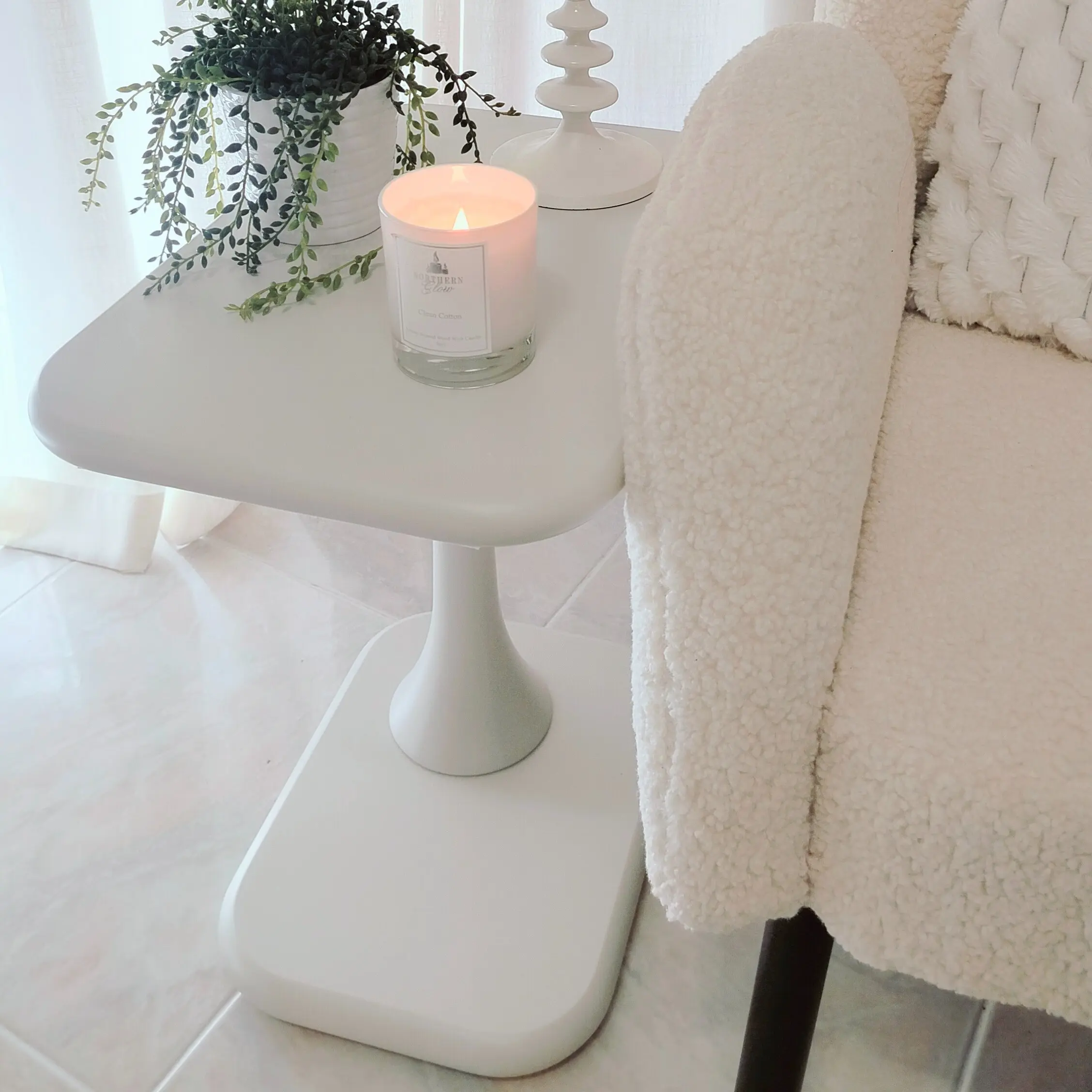 Guyii Modern Cream C Shaped Side Table, Small End Table for Sofa Couch Bed, Oval Accent Coffee Table, Compact Nightstand Snack Table for Small Spaces, Living Room, Bedroom