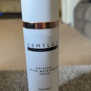 Product Review of DRMTLGY Physical Tinted Moisturizer SPF44 2 fl oz Water-Resistant Sunscreen from c**8
