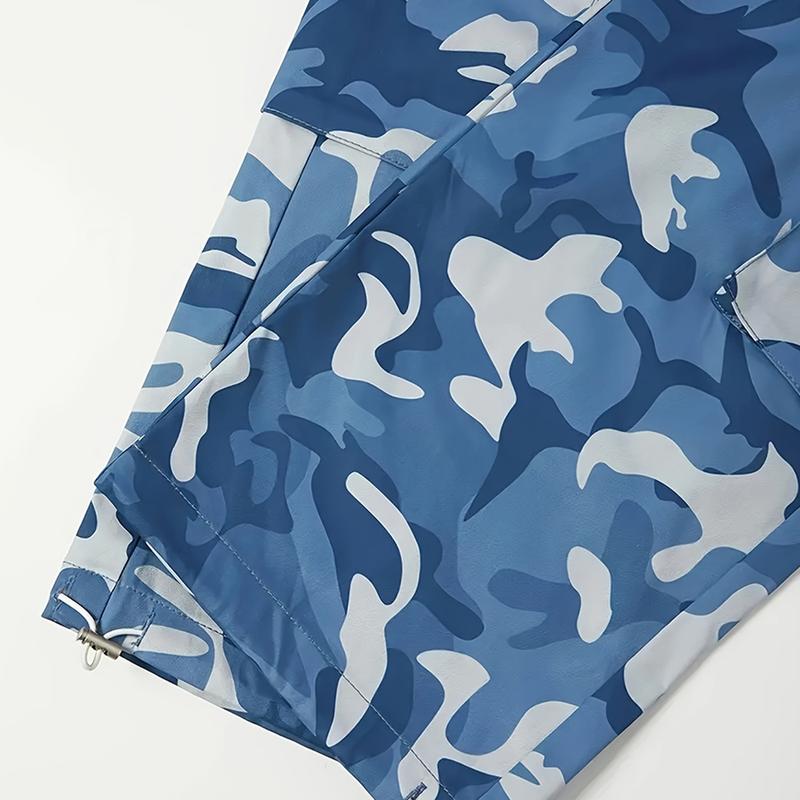 Camouflage men's work pants, regular fit, featuring reinforced stitching and functional cargo pockets, suitable for outdoor adventures and street fashion.