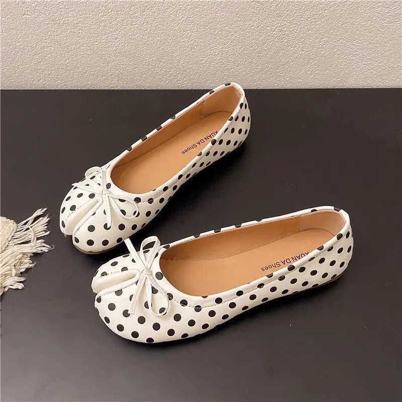 Women’s Korean-style polka dot ballet flats with butterfly decoration, round toe design, soft breathable upper, minimalist low-cut silhouette, suitable for commuting and casual wear, black