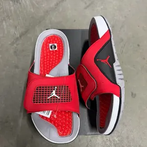 JORDAN IV MENS SLIDE ON JORDAN SANDAL - BLACK RED