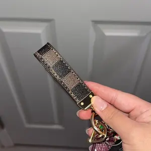 Leather Print Keychain ，Universal Keychain Leather Keychain， Car Keychain Car Metal Horseshoe Shape Keychain