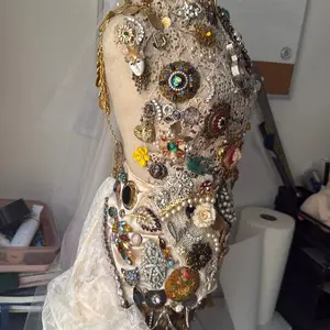Bride Day Hand Made Borooch Mannequin with Intricate Jewelry and Lace Details for Special Occasions