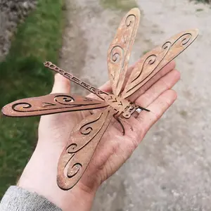 Rusty metal 3D dragonfly outdoor decorative sculpture, naturally rusted dragonfly garden insect decorative jewelry is suitable for outdoor garden backyard flower pot decoration (the product is naturally rusted, it is normal to have rust and rust powder)