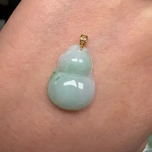 Green jadeite Jade Hulu pendant 18k golds clasp