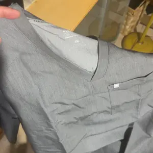 Fabletics Men's Helix 1-Pocket Scrub Top