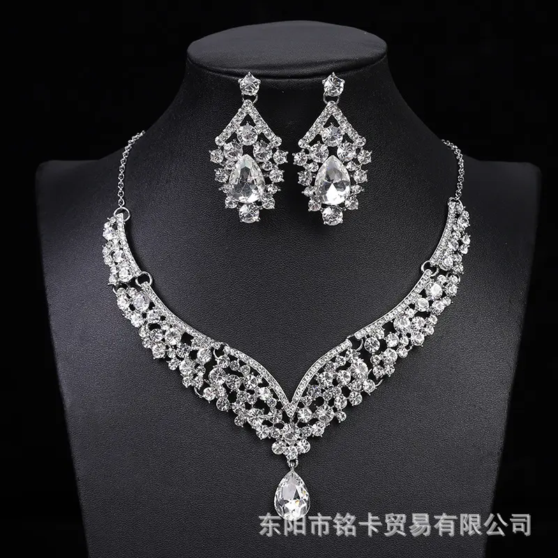 White necklace+earring clip