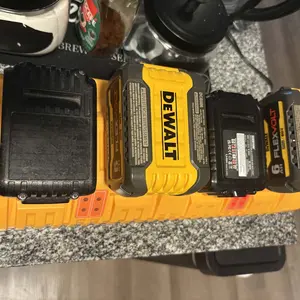 Product Review of Amityke DCB104 Replacement for Dewalt Multi-Battery Charger Station 4-Port Efficient Charging 12V 20V Batteries Dual USB Ports LED Indicator Portable Power Tool Accessories from M**e c**z 🇲**🇱