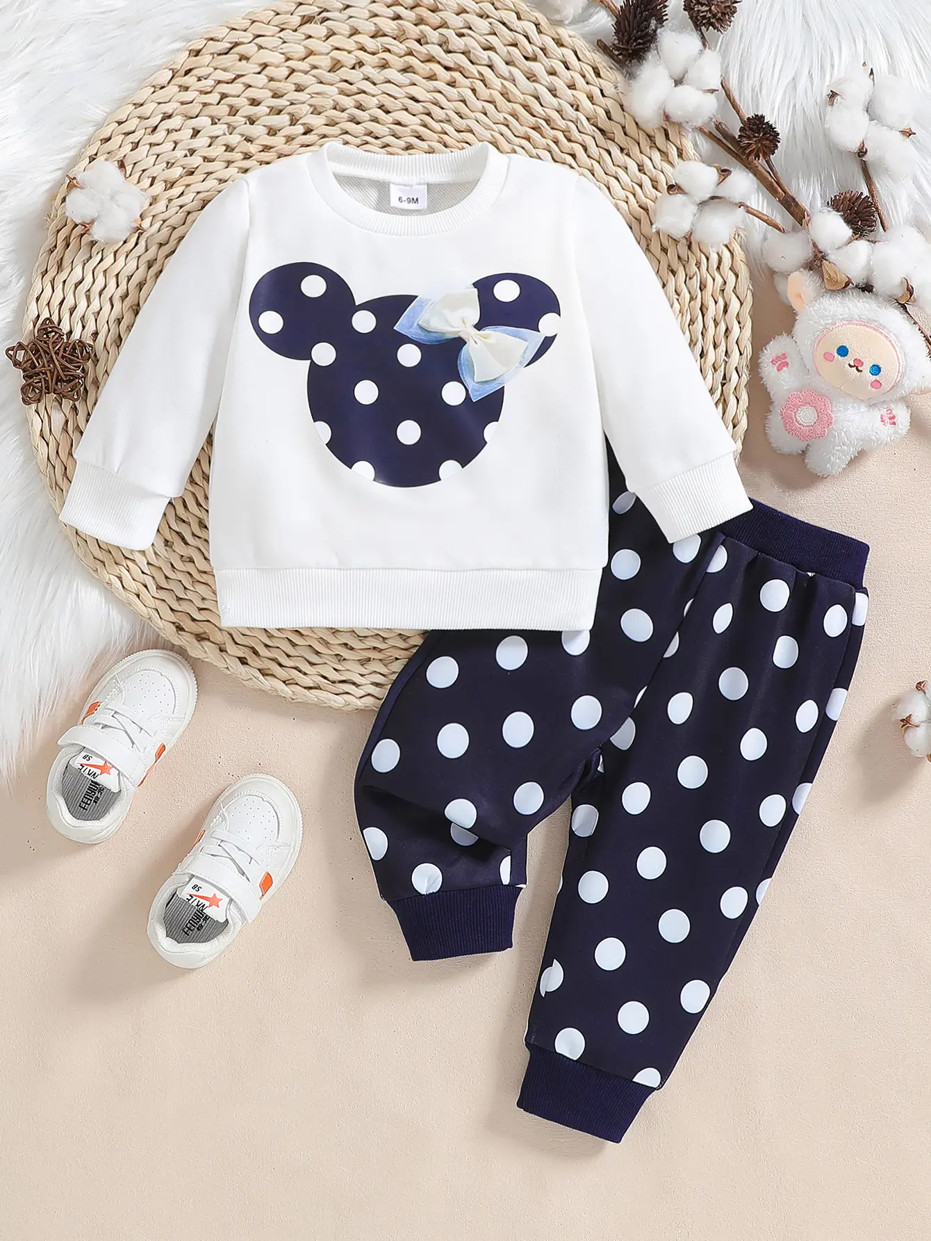 Baby girl autumn white long sleeved hoodie with polka dot Mickey head pattern and bow, paired with polka dot leggings baby clothes