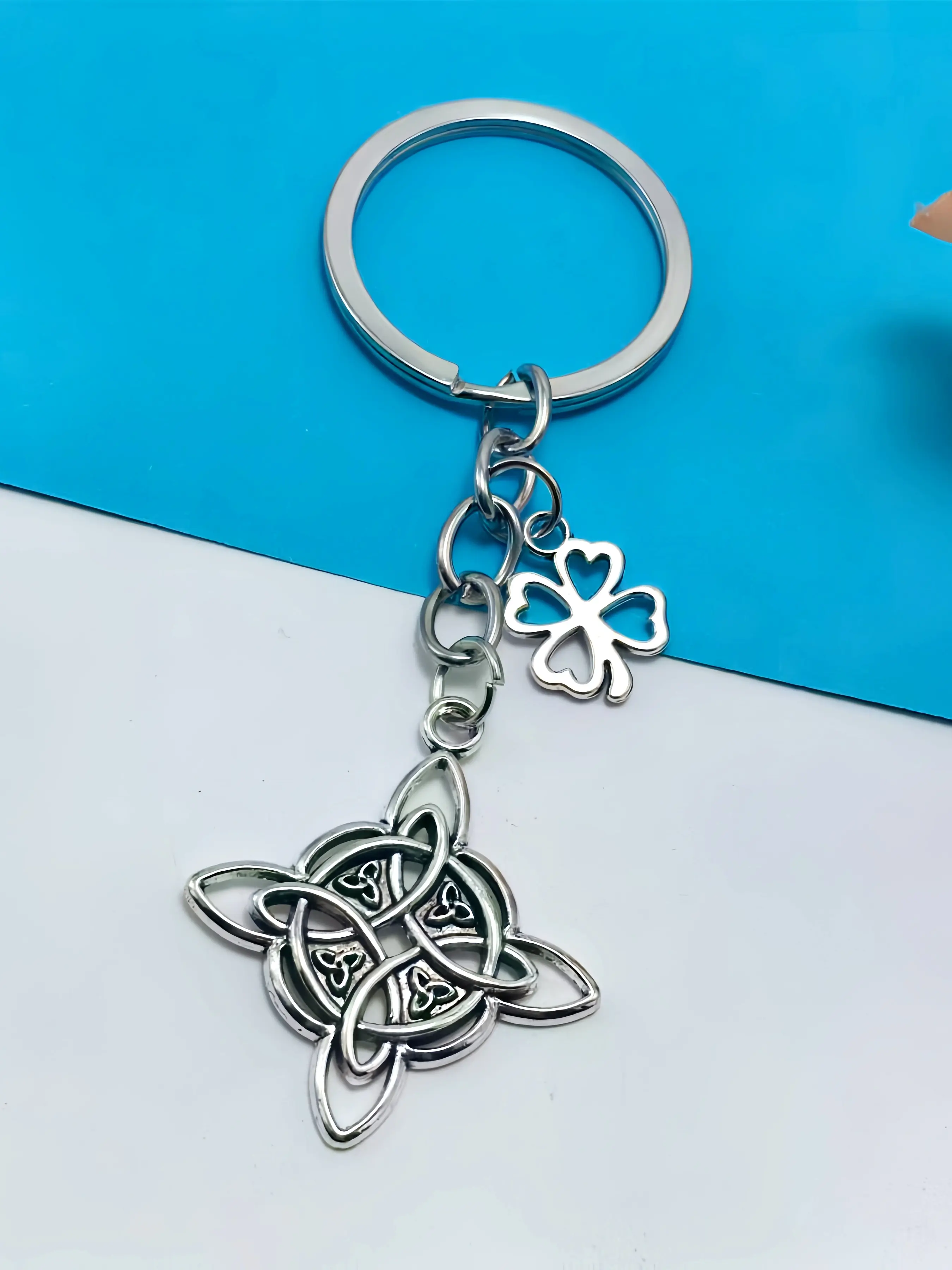Fashion Four-Leaf Clover Classic Irish Celtic Knot Keychain, Metal Key Ring Pendant, Backpack Hanging Accessory, Stylish Key Fob, Fashionable Alloy Keychain, Stylish Keyring