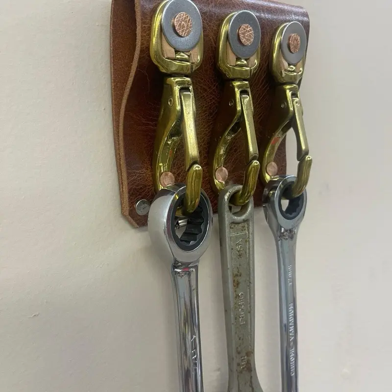 Triples snap hook brown leather.