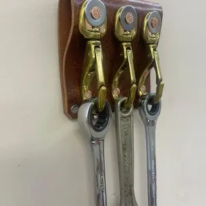 Triples snap hook brown leather.