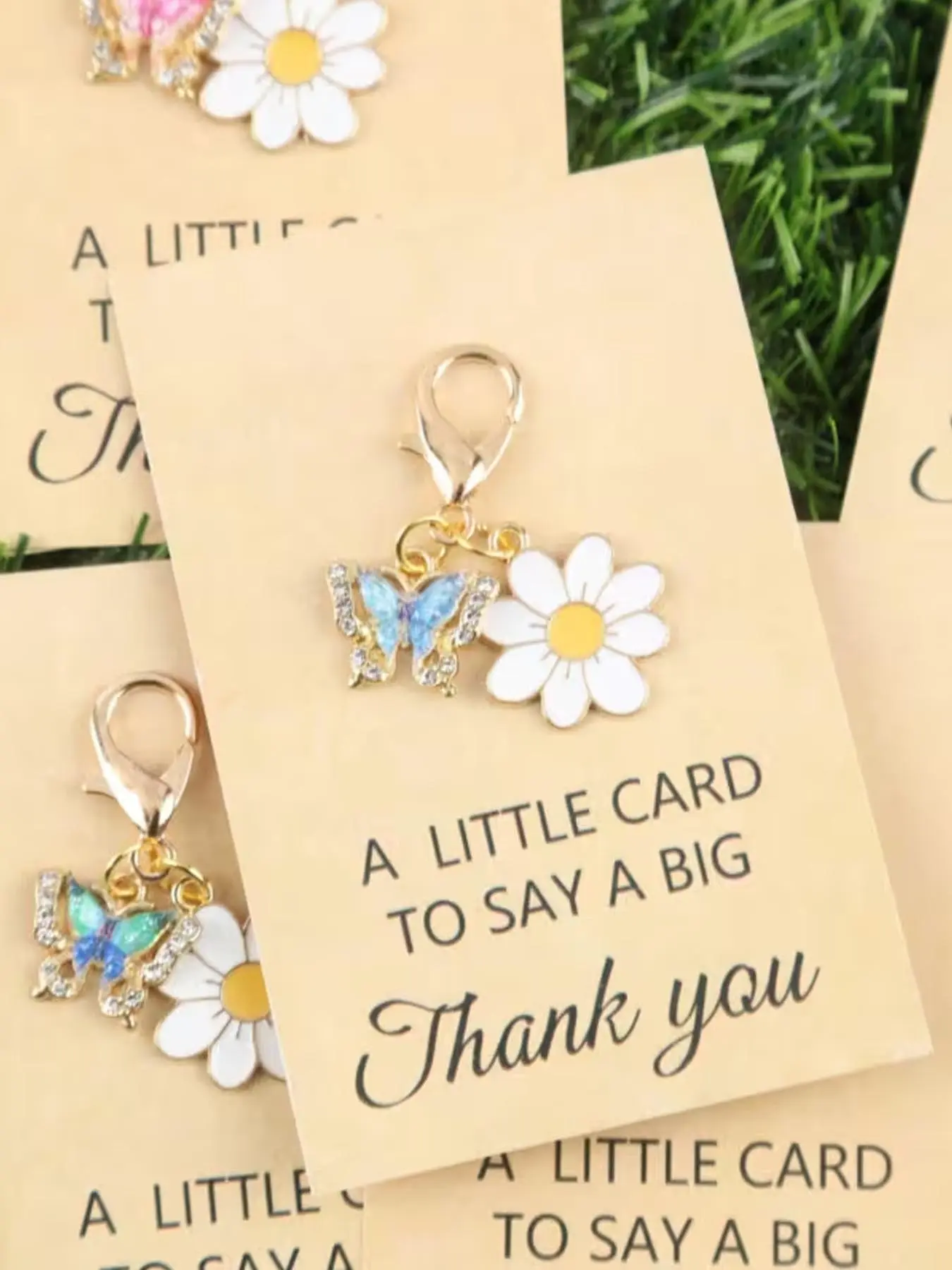 8pcs Enamel Butterfly With White Daisy Keychain Set, Aesthetic Keychain, Decoration Charm, Key Chain Decorations, With 'Thank you' Thanksgiving Card, To Decorate Bag Keychains & Accessories, Teacher's Day Gifts, Women's Positive Energy Accessories