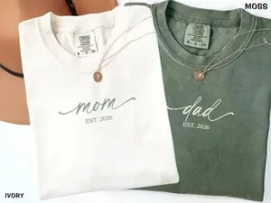 Mom Dad Est 2026 Comfort Colors T-Shirt, Matching Couple Graphic Tee, New Parents Announcement Shirt, Pregnancy Reveal Gift