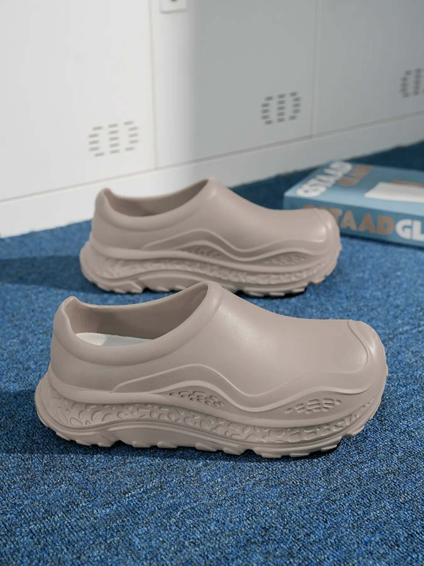 2026 Spring Summer New Hole Shoes Chef Shoes Unisex Waterproof Non Slip Slippers Kitchen Dedicated Slip-Resistant Work Safety Shoes Footwear Wholesale