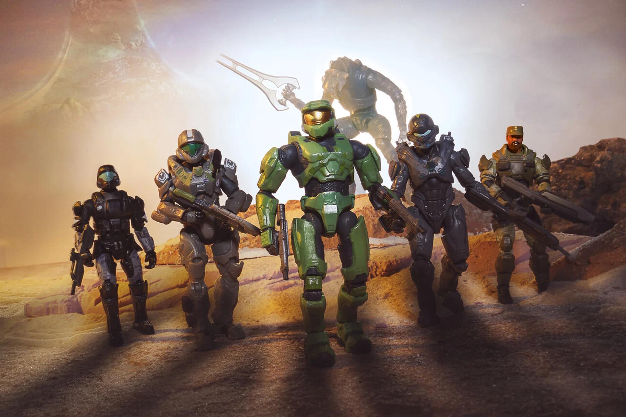 Halo Big Shot Battle Pack - Collectible Figures in Various Outfits in a Complete Packaging