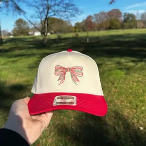 THE CHRISTMAS BOW TRUCKER HAT