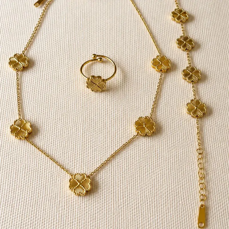 4- Piece Clover Set