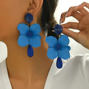 Unique European and American style women's floral earrings, fashionable niche floral resin design, hip-hop studs, versatile earrings