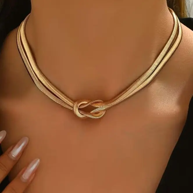 One Piece of VintageGolden Knot Snake Chain Choker, a Striking Piece of Jewelry ThatServes As a Versatile Daily Accessory, Ideal for Both Casual WearAnd Sophisticated Outfits, Making It a Great Gift for Those WhoAppreciate Timeless Style