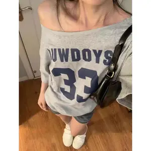 Women’s letter and number print asymmetrical collar T-shirt, casual half-sleeved off-shoulder T-shirt, suitable for everyday wear, all-season women’s clothing GARMENTARY