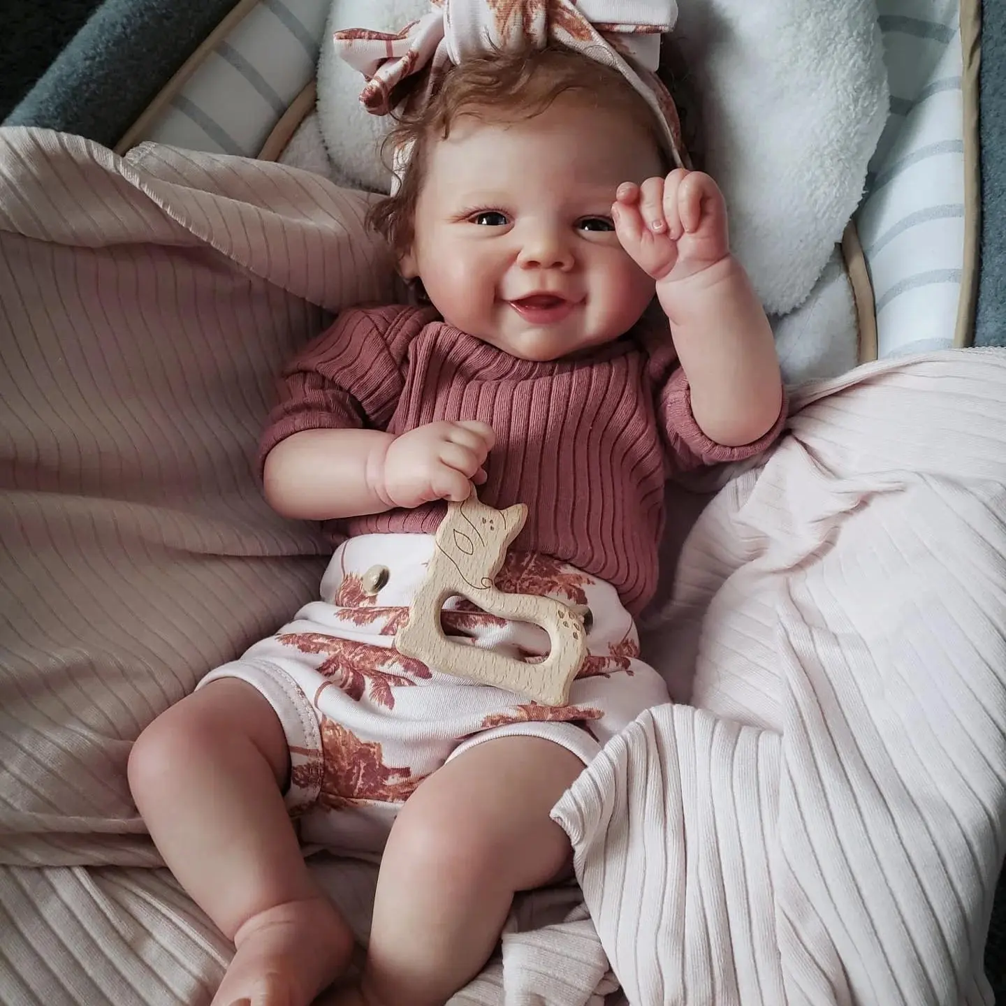 18-inch reborn baby girl doll, soft cloth body, gender-neutral, smiling face, handmade, realistic lifelike details, includes a bottle and birth certificate. Ideal as a birthday gift, for collectors, and a perfect gift for children.