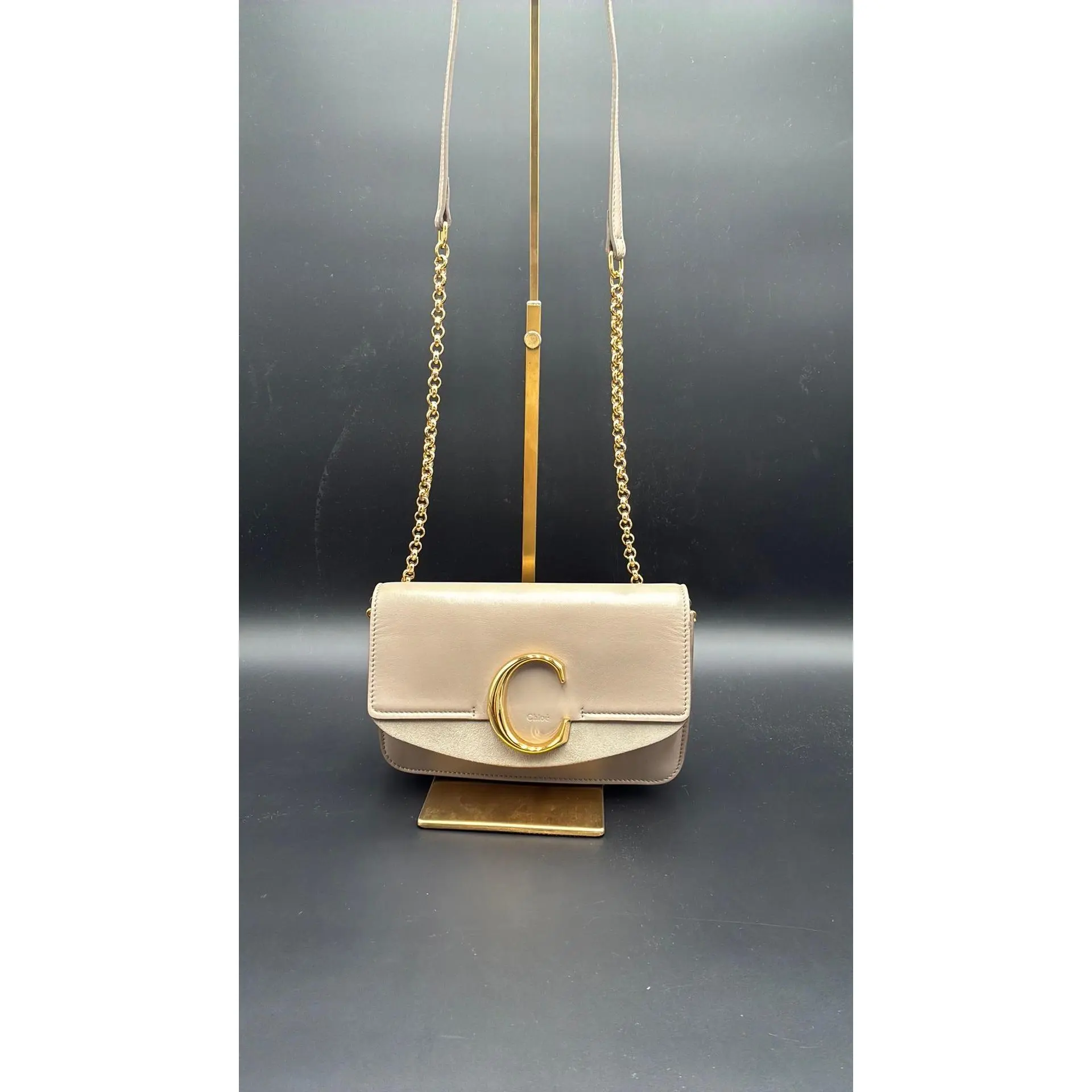 Pre-owned Leather Luxury Bags & Accessories Chloe Clutch W Chain Crossbody Bag,Motty Grey Date Code: 01194565. Entrupy ID: KX2T234.