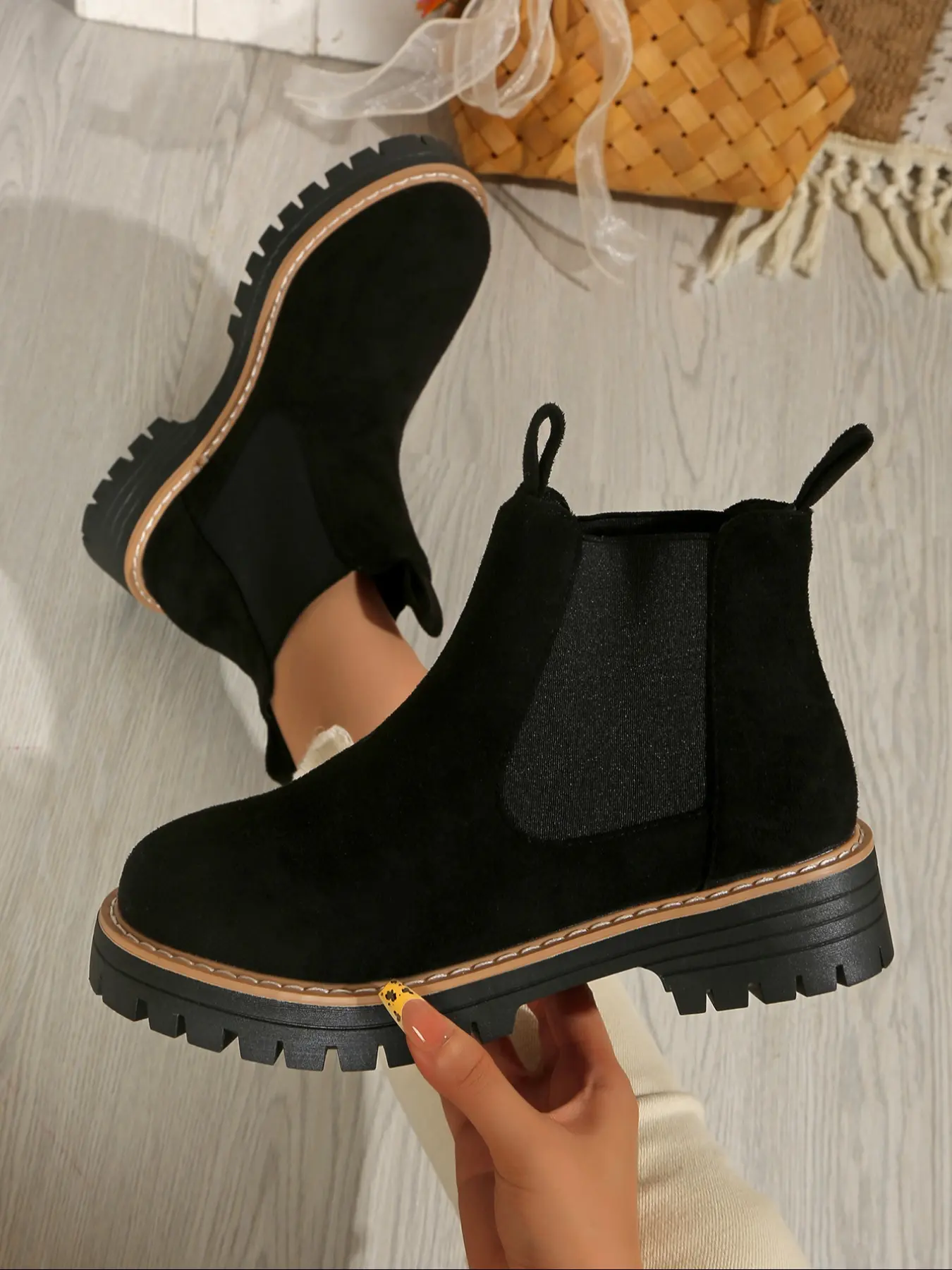 Women's Chelsea Boots with Elastic Panel, Thick Rubber Sole, Comfortable & Stylish Ankle Boot for Fall/winter, Casual Street Style, Pull on boots, Fashionable Boots