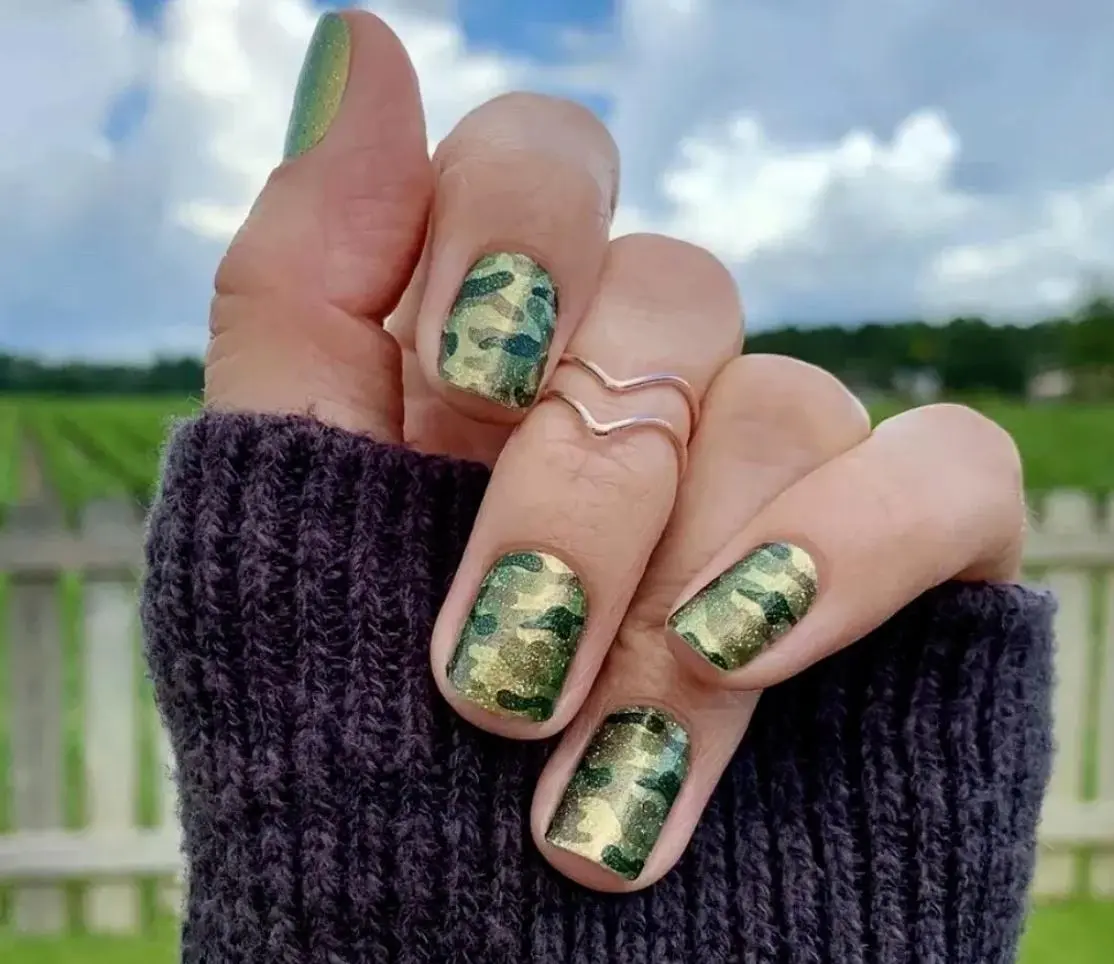 Glam-ouflage Nail Polish Strips, 100% Real Nail Polish with 0 Dry Time, 16 Double-Ended Stripes (6.5x4x0.04 inch), Easy At-Home Green Camo Glitter Manicure, Salon-Like Look, Quick Application, Beauty Box, Multipack