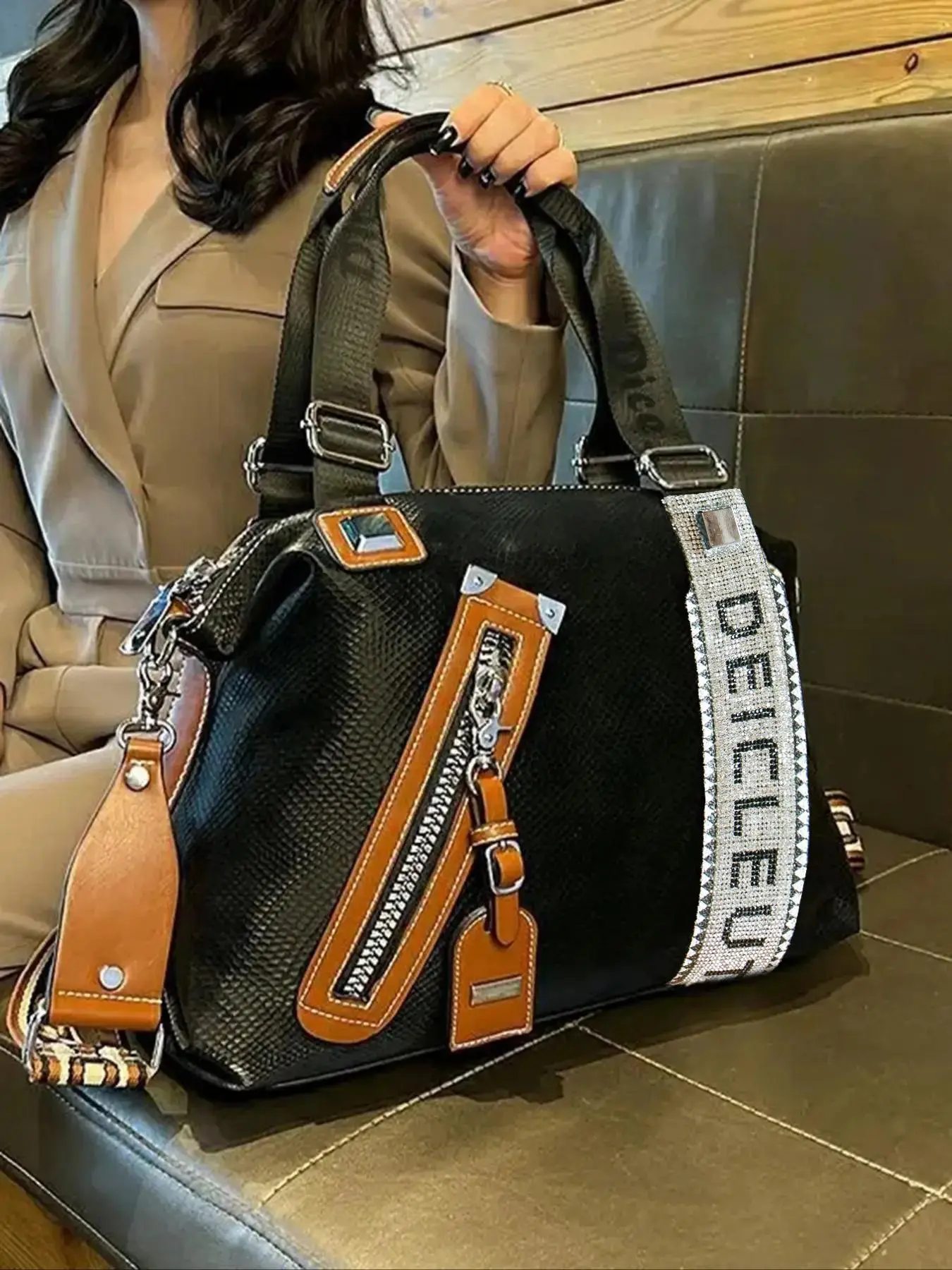 light luxury commuter shoulder tote bag, letter webbing shoulder messenger bag, three-dimensional bag-shaped metal zipper decoration, lightweight and durable casual versatile business travel bag, Pu Tote Satchel, Shoulder bags