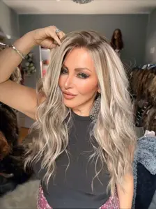 AISOM Shara Buttercream Blonde Mix Brown Loose Wave Free Part Lace Front Wig with Scandinavian Hairline 18 Inches Low Density 120% Heat Friendly Synthetic Hair
