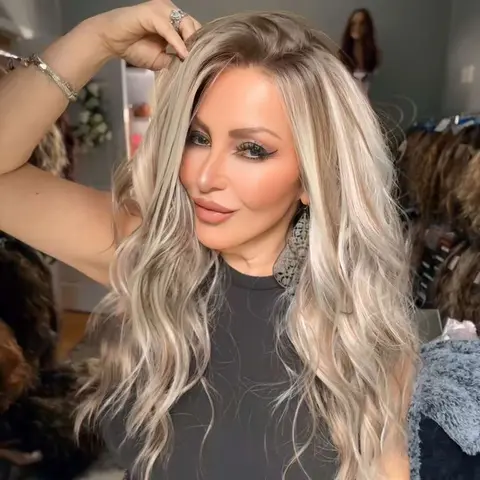 AISOM Shara Buttercream Blonde Mix Brown Loose Wave Free Part Lace Front Wig with Scandinavian Hairline 18 Inches Low Density 120% Heat Friendly Synthetic Hair