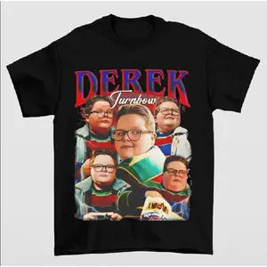 🔥[Graphic Tee] Derek Turnbow "Derek The Stranger" Graphic Tee| Stranger Things Season 5 Fan Merch Shirt| Unisex Casual Crew Neck Short Sleeve Top| Viral Meme T-Shirt| Pop Culture Streetwear Gift for Men & Women
