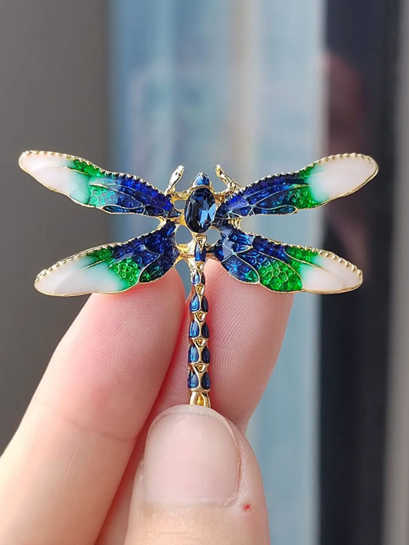 Elegant Rhinestone Dragonfly Brooch with Crystals, Luxurious Light Luxury Pin, Versatile Suit Jacket Accessory, Perfect Gift for All Seasons