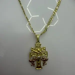 Dije caravaca con cadena de aproximadamente 20” Oro laminado