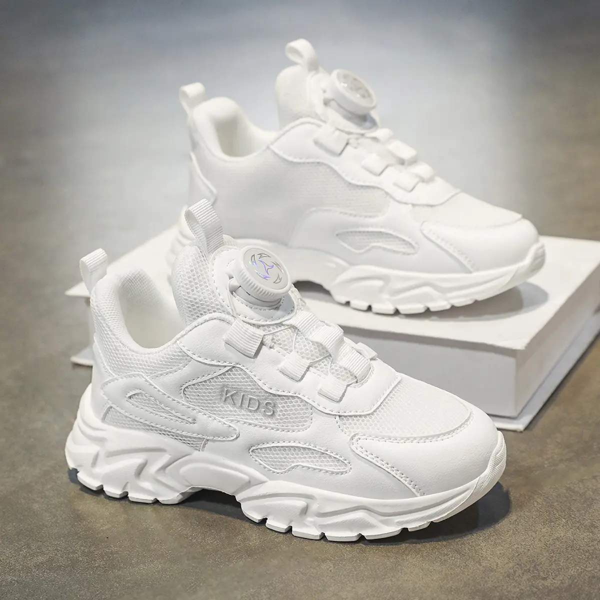 Classic, simple, stylish kids’ shoes with a dial/turn closure—no laces needed. Easy for children to put on and take off, comfortable even during extended wear, breathable large mesh prevents stuffiness, non-slip casual running shoes for boys and girls.
