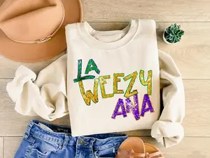 (Printed Glitter Effect) La Weezy Ana Sweatshirt - Hoodie - Shirt, Mardi Gras Sweatshirt, Mardi Gras 2026, Louisiana Mardi Grass, Funny Mardi Gras Shirt, Trendy Shirt, Women's shirt