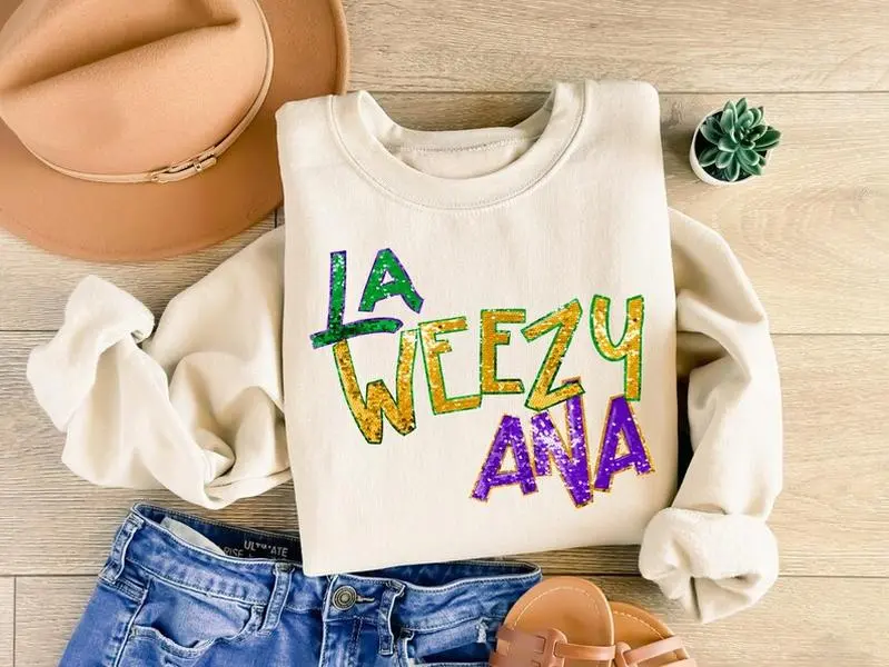 (Printed Glitter Effect) La Weezy Ana Sweatshirt - Hoodie - Shirt, Mardi Gras Sweatshirt, Mardi Gras 2026, Louisiana Mardi Grass, Funny Mardi Gras Shirt, Trendy Shirt, Women's shirt