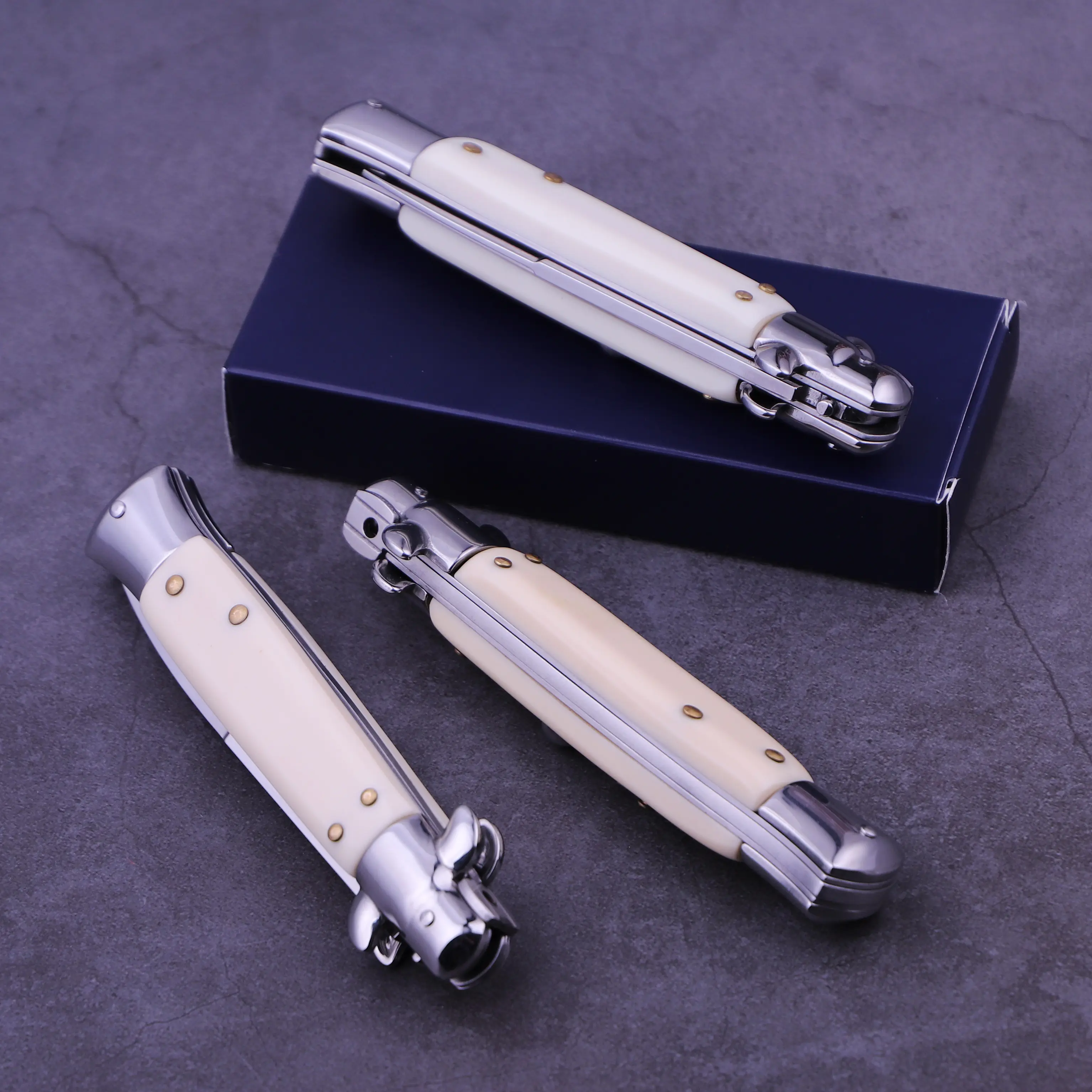 Multi-functional camping knife, comfortable non-slip handle, comes with a nylon sheath and gift box, suitable for home and outdoor use, the perfect Christmas and Valentine's Day gift for men!
