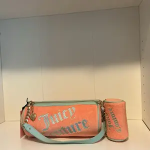 Juicy Couture Choose Juicy II Barrel Women's Chic Fashion Shoulder Bag - Peach Fuzz, Pastel Turquoise, for Women (female, shoulder-worn)