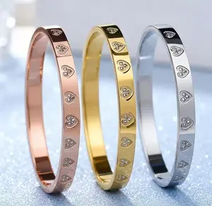 Pulsera de acero de titanio con forma de corazón, chapada en oro.