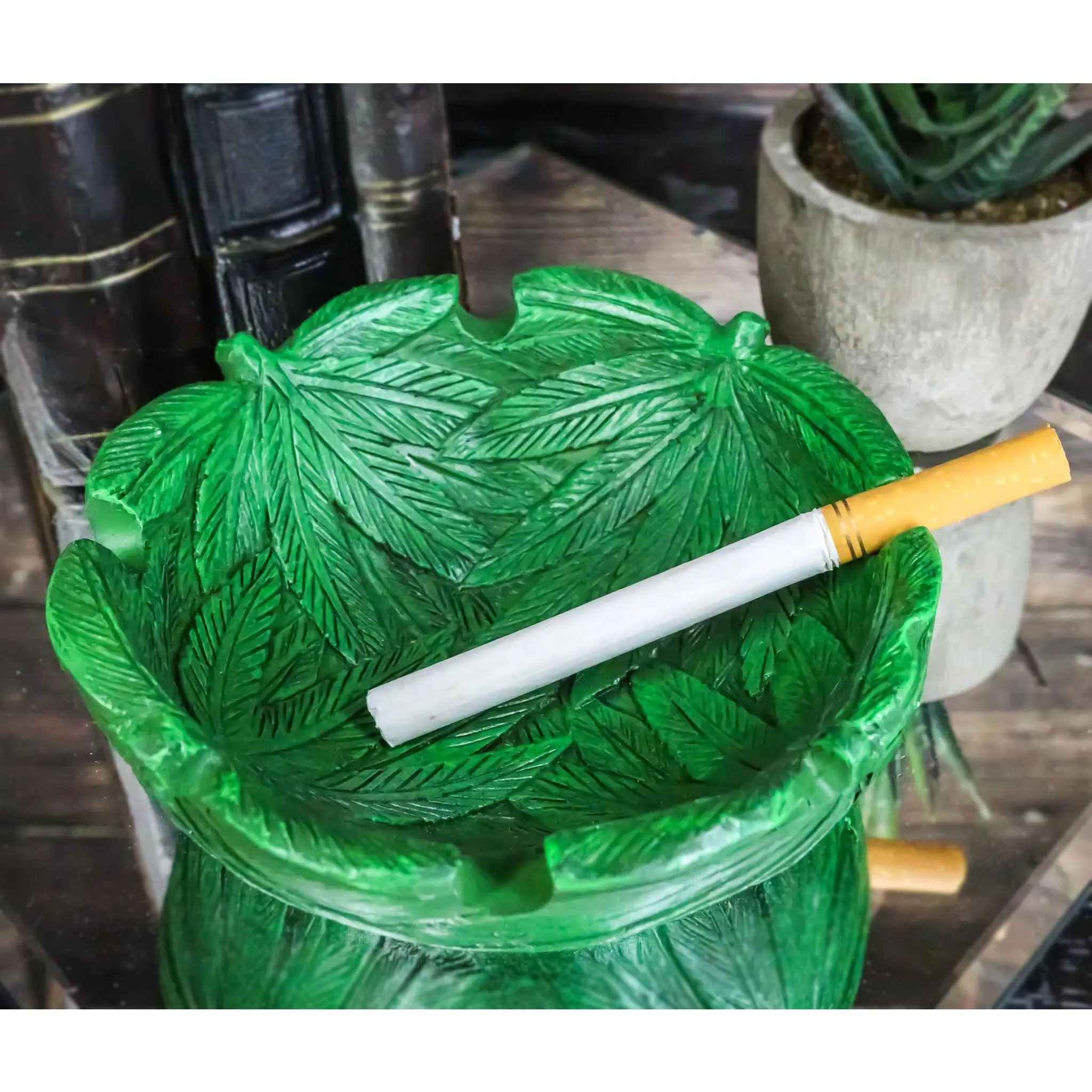 Hippie Green Pot Leaf Weed-Shaped Cigarette Ashtray Figurine, Novelty Home Decor Statue, Room Accessories for Home Supplies